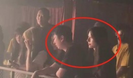 网红二狗很忙吃哈密瓜